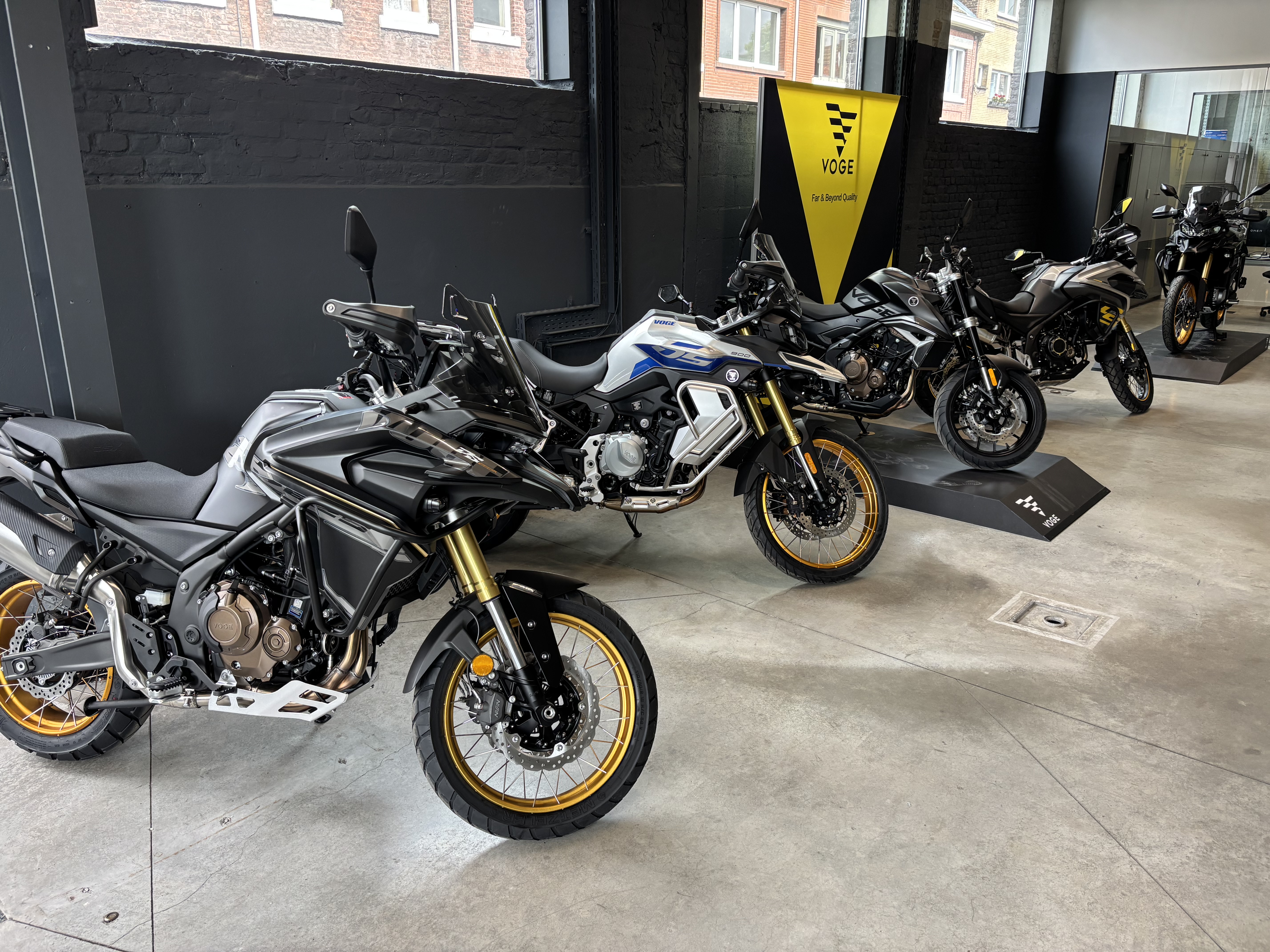 Showroom VOGE et ZXMOTO à Liège avec plusieurs motos visibles