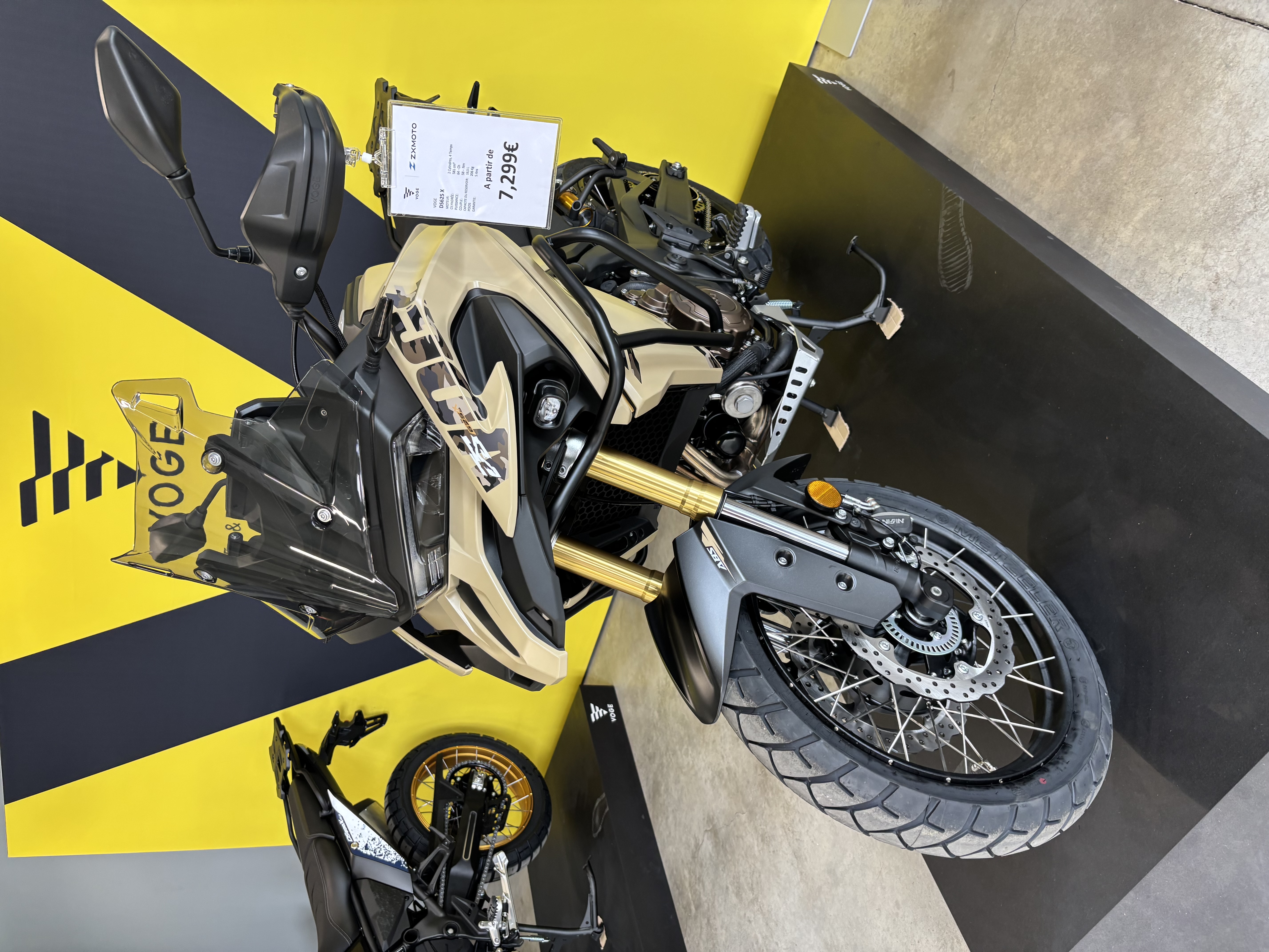 Moto VOGE couleur sable en showroom