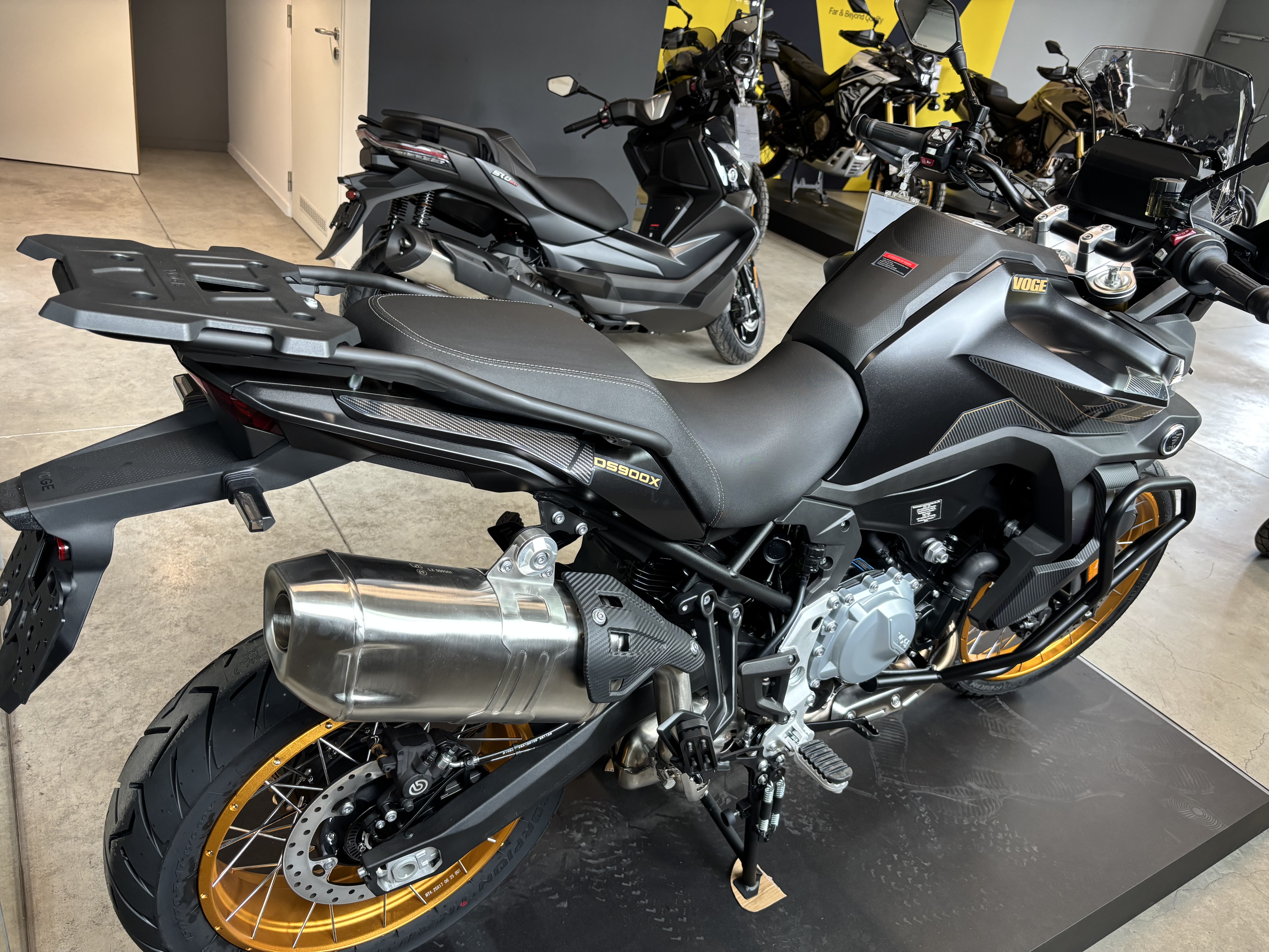 Moto VOGE vue de cote en showroom